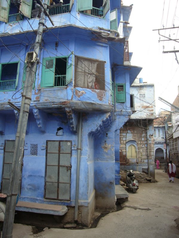Most buildings in the old part of the city are painted blue.